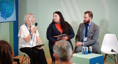 Ingibjörg Svala tók þátt í einum viðburða norrænu ríkjanna á COP28. Hér er hún á viðburðinum ásaamt þeim Susönnu Israelsson, fulltrúa Sámi Council, og Akseli Rouvari, ungmennafulltrúa Sameinuðu þjóðanna á ráðstefnunni frá Finnlandi.